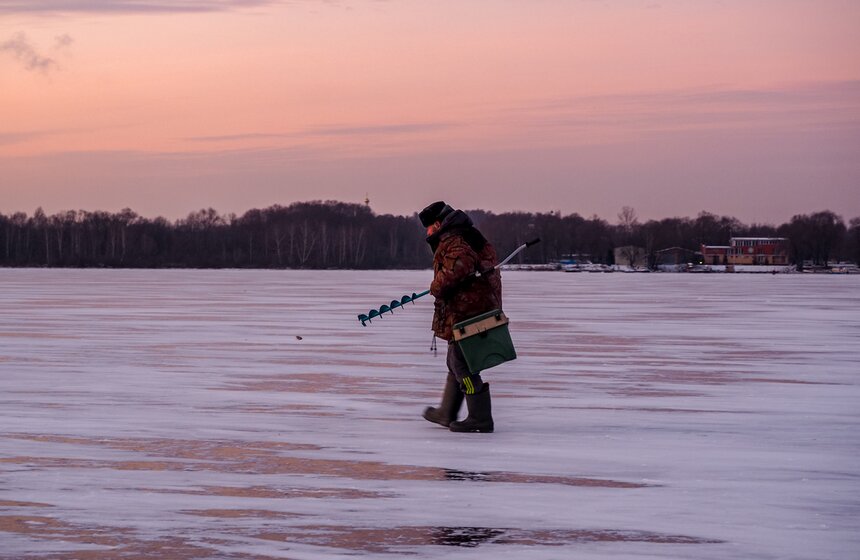В Москве ввели усиленное патрулирование рек и водоемов из-за хрупкого льда 18 фото