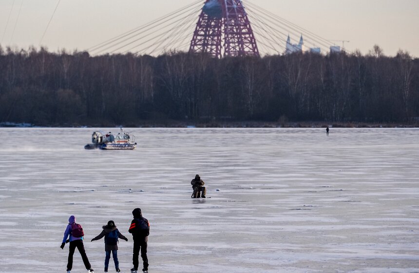 В Москве ввели усиленное патрулирование рек и водоемов из-за хрупкого льда 16 фото