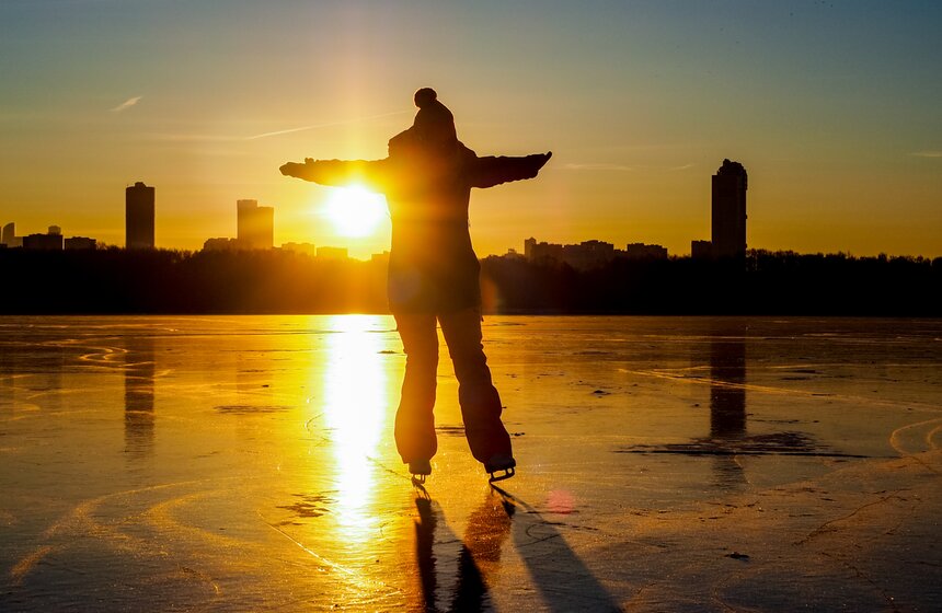 В Москве ввели усиленное патрулирование рек и водоемов из-за хрупкого льда 14 фото