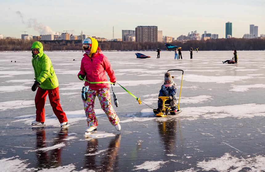 В Москве ввели усиленное патрулирование рек и водоемов из-за хрупкого льда 21 фото