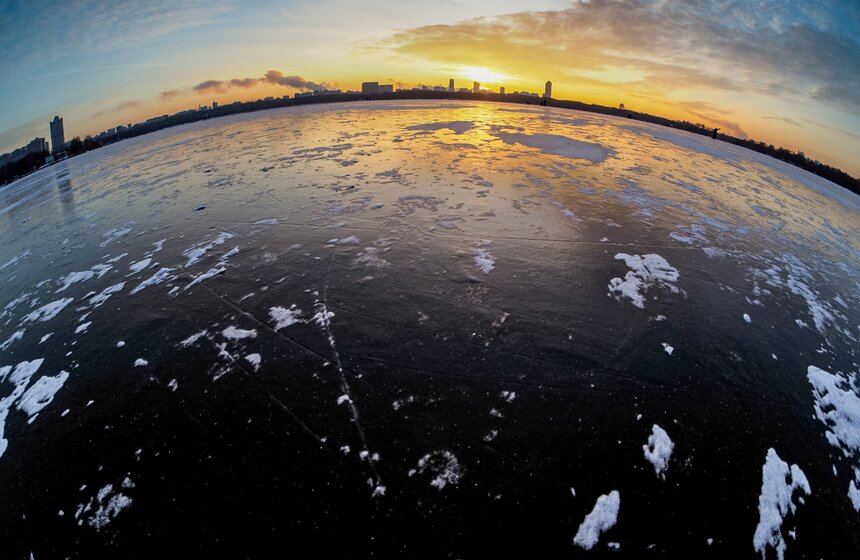 В Москве ввели усиленное патрулирование рек и водоемов из-за хрупкого льда 8 фото