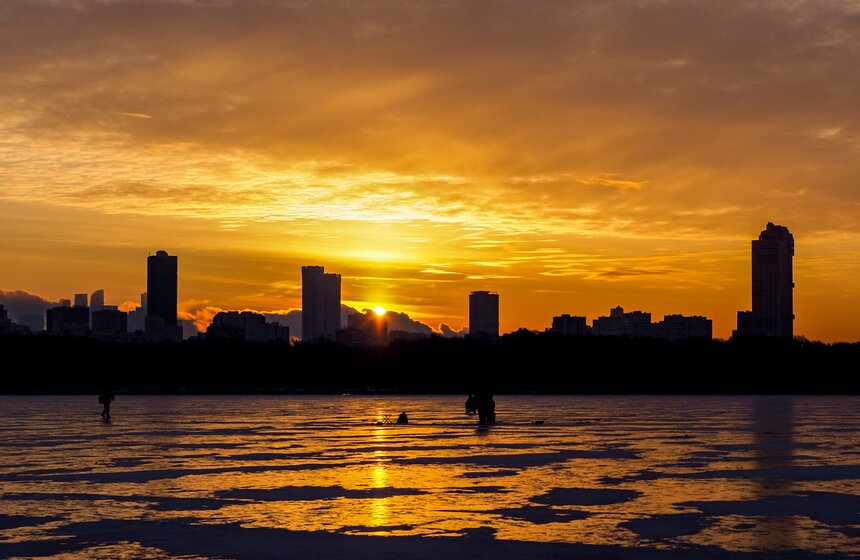 В Москве ввели усиленное патрулирование рек и водоемов из-за хрупкого льда 19 фото