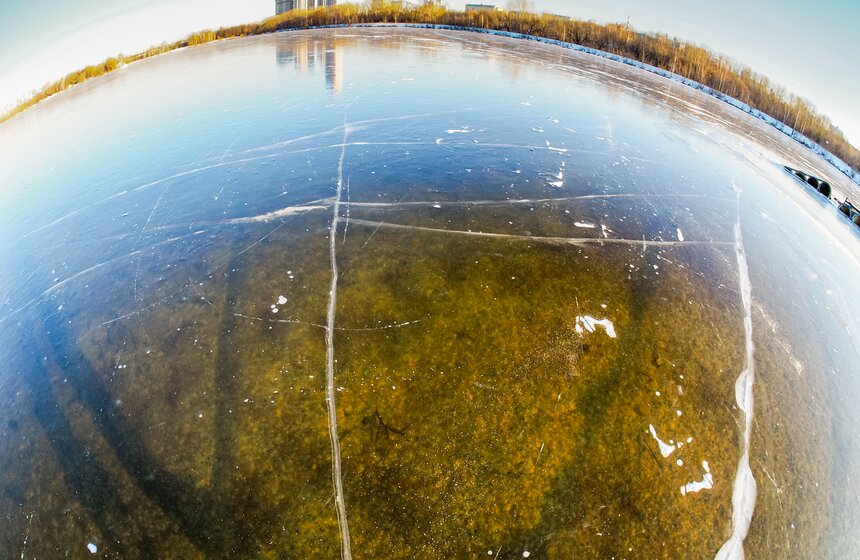 В Москве ввели усиленное патрулирование рек и водоемов из-за хрупкого льда 25 фото