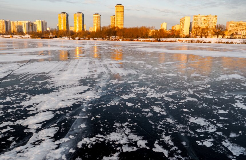 В Москве ввели усиленное патрулирование рек и водоемов из-за хрупкого льда 20 фото