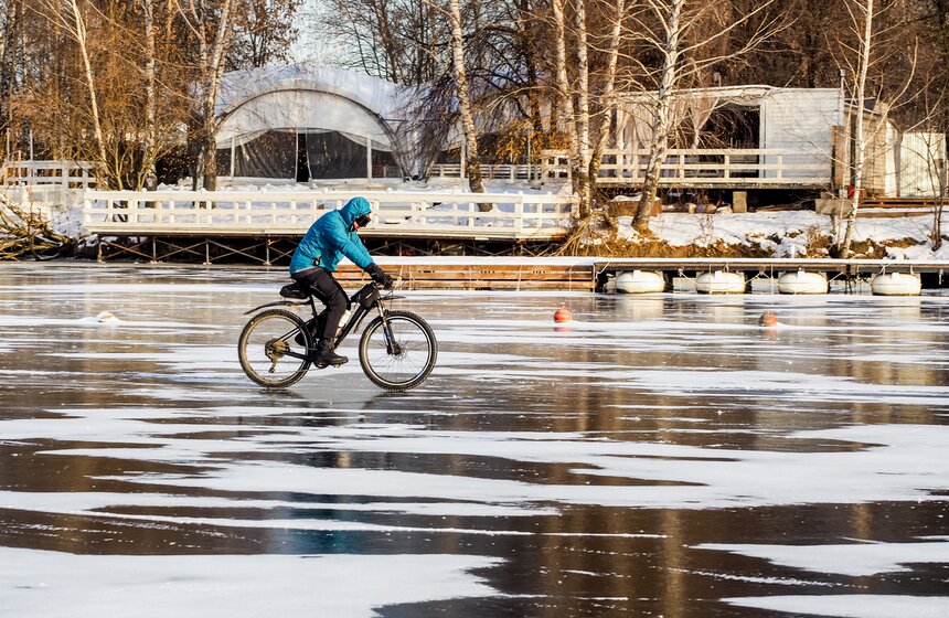 В Москве ввели усиленное патрулирование рек и водоемов из-за хрупкого льда 7 фото