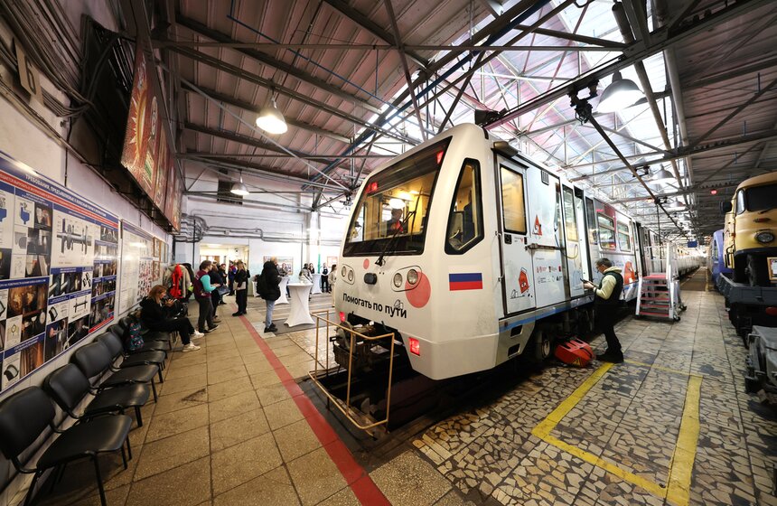 Тематический поезд "Помогать по пути" запустили в московском метро 9 фото