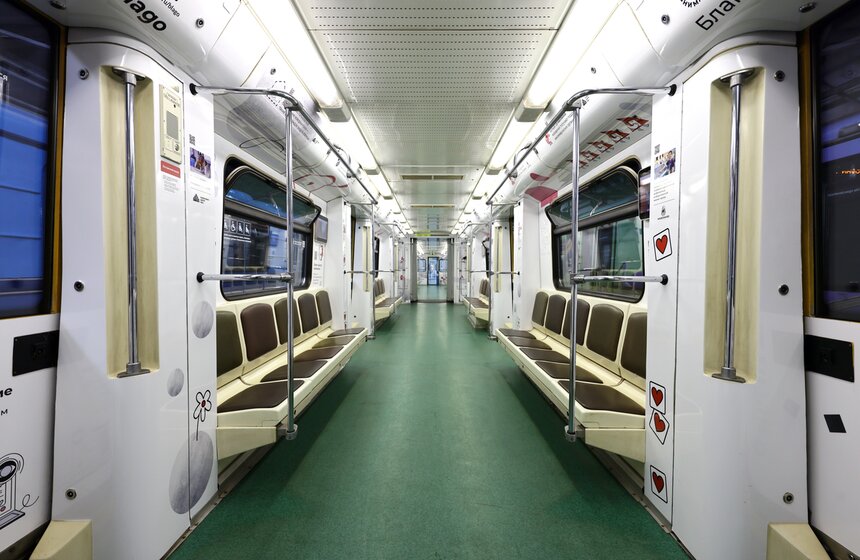 Тематический поезд "Помогать по пути" запустили в московском метро 6 фото