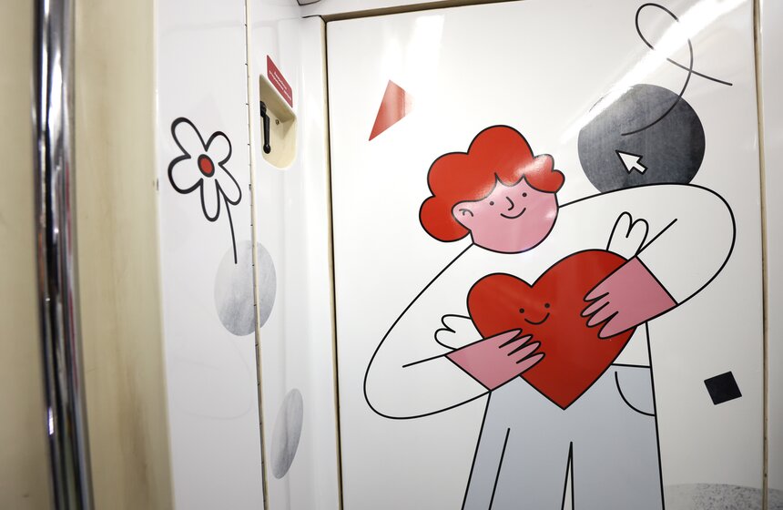 Тематический поезд "Помогать по пути" запустили в московском метро 3 фото