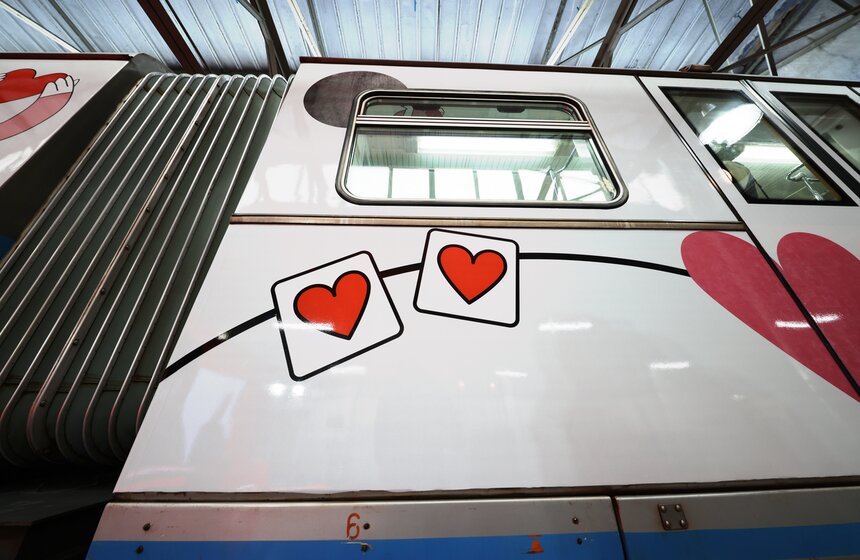 Тематический поезд "Помогать по пути" запустили в московском метро 2 фото