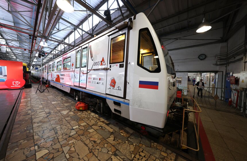 Тематический поезд "Помогать по пути" запустили в московском метро 1 фото