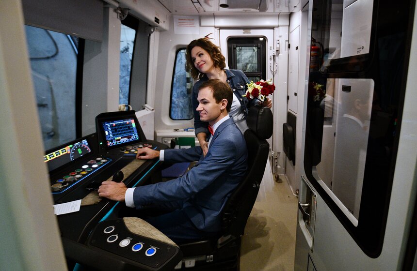 Свадебный сезон завершился на станции метро "Маяковская" 11 фото