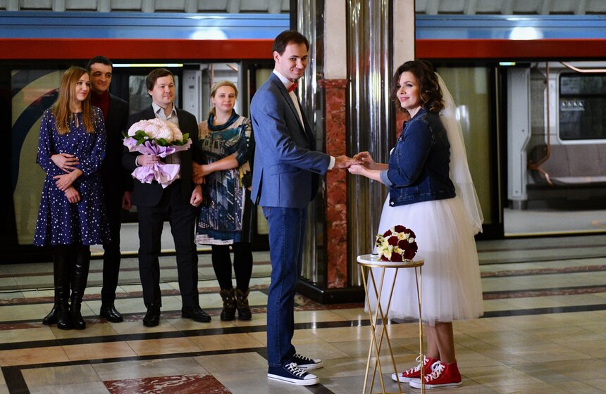 Свадебный сезон завершился на станции метро "Маяковская" 8 фото