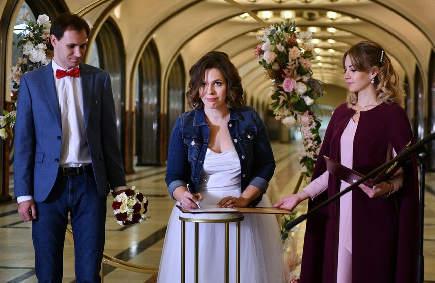 Свадебный сезон завершился на станции метро "Маяковская" 7 фото