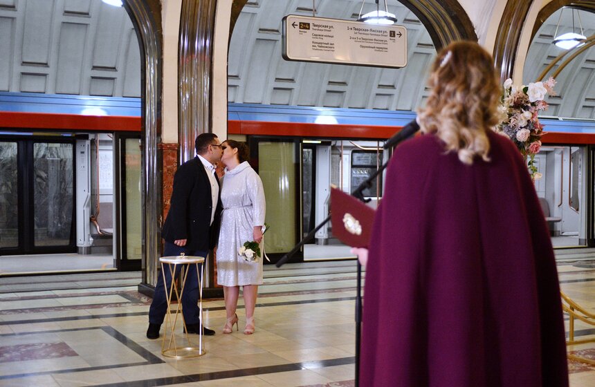 Свадебный сезон завершился на станции метро "Маяковская" 18 фото