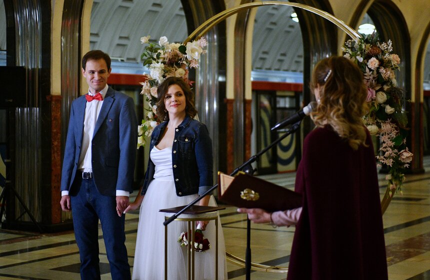 Свадебный сезон завершился на станции метро "Маяковская" 5 фото