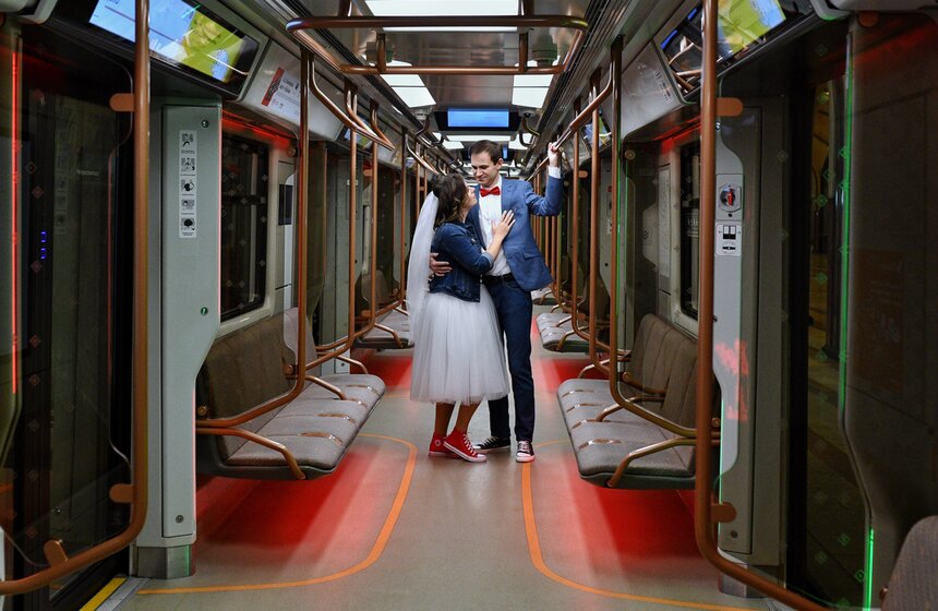 Свадебный сезон завершился на станции метро "Маяковская" 2 фото