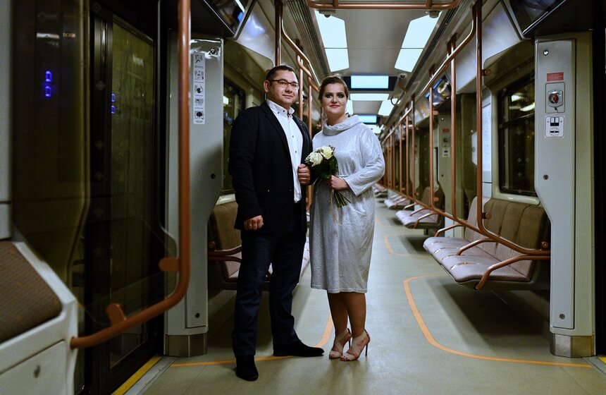 Свадебный сезон завершился на станции метро "Маяковская" 19 фото
