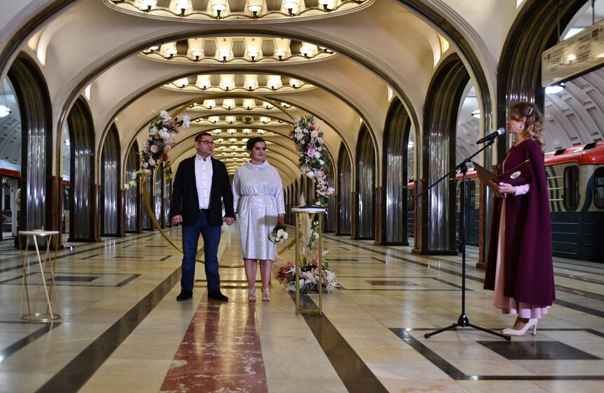 Свадебный сезон завершился на станции метро "Маяковская" 13 фото