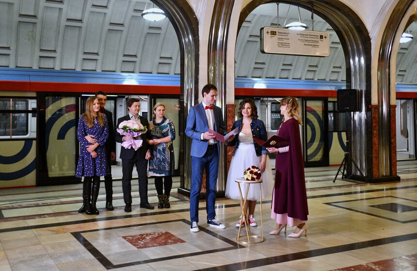 Свадебный сезон завершился на станции метро "Маяковская" 9 фото