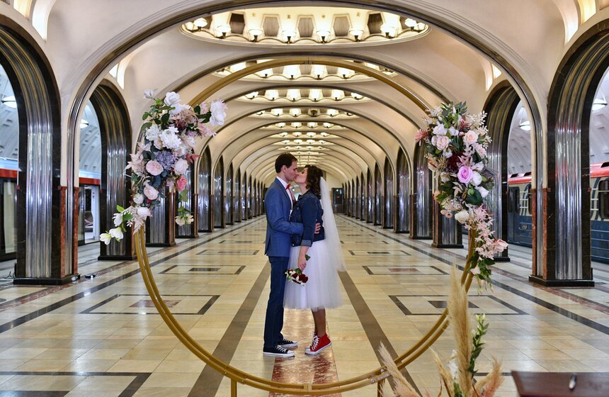 Свадебный сезон завершился на станции метро "Маяковская" 10 фото