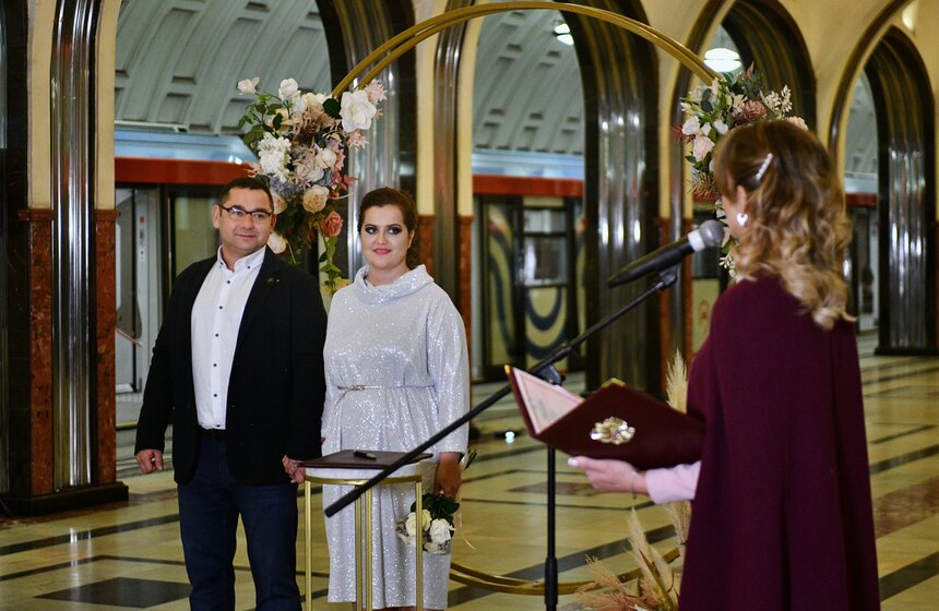 Свадебный сезон завершился на станции метро "Маяковская" 14 фото