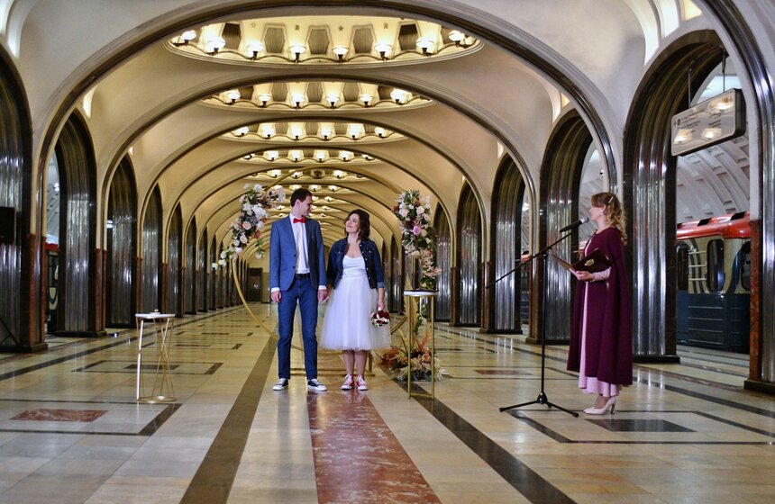 Свадебный сезон завершился на станции метро "Маяковская" 4 фото