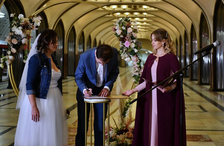 Свадебный сезон завершился на станции метро "Маяковская" 6 фото