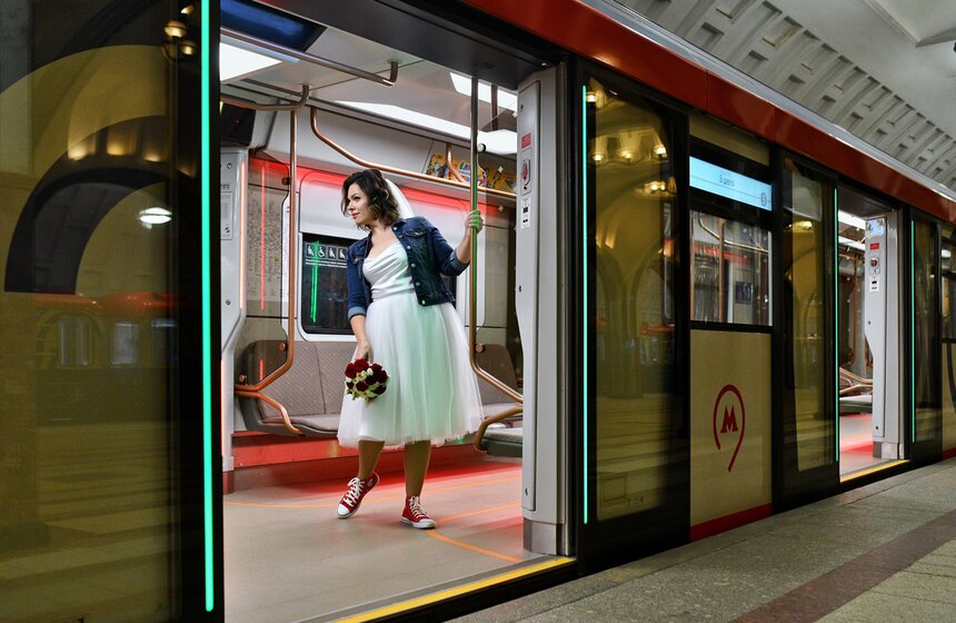 Свадебный сезон завершился на станции метро "Маяковская" 3 фото