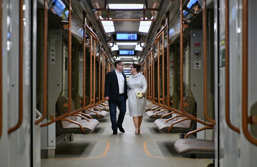 Свадебный сезон завершился на станции метро "Маяковская" 21 фото