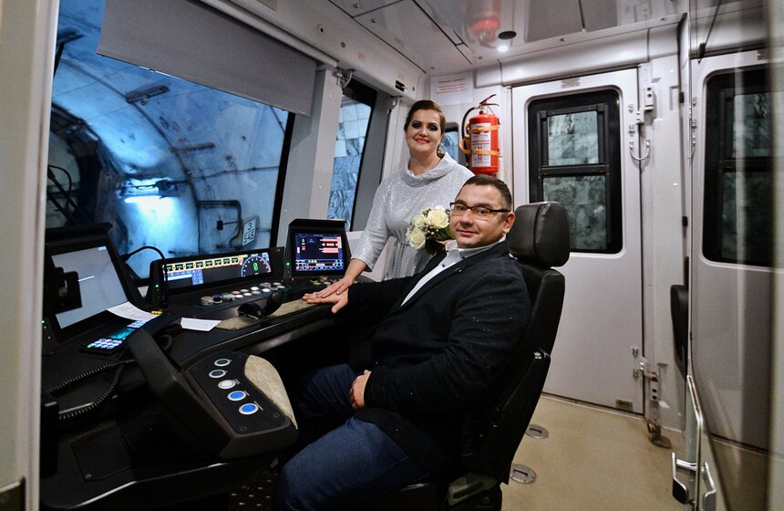 Свадебный сезон завершился на станции метро "Маяковская" 22 фото