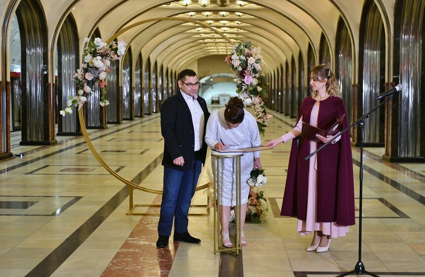 Свадебный сезон завершился на станции метро "Маяковская" 15 фото