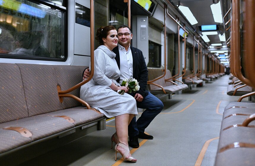 Свадебный сезон завершился на станции метро "Маяковская" 20 фото