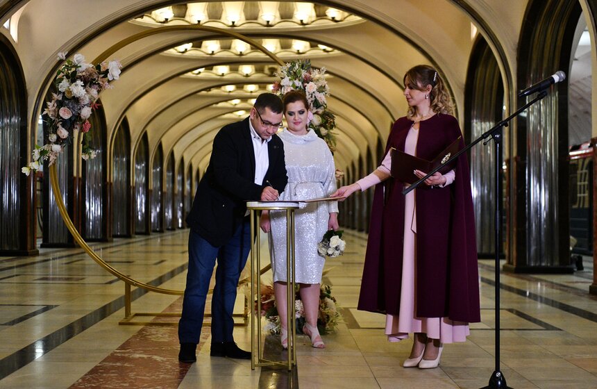 Свадебный сезон завершился на станции метро "Маяковская" 16 фото