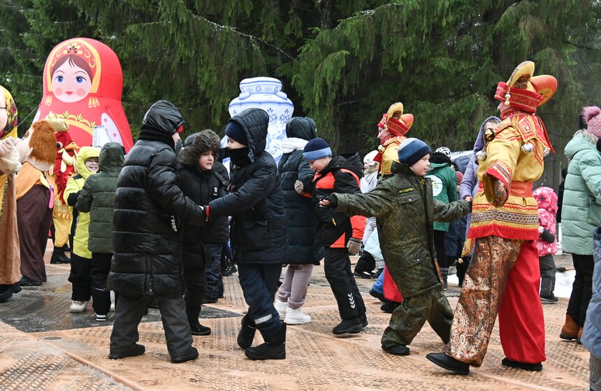 Главную новогоднюю елку России спилили в Подмосковье 8 фото