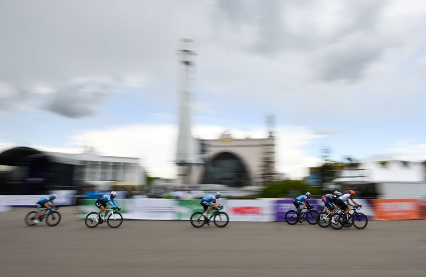 Кольцевая велогонка Sputnik Criterium прошла на ВДНХ 17 фото