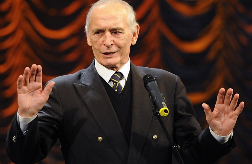 Актер Василий Лановой во время выступления на бенефисе актрисы Юлии Борисовой в театре им. Е. Вахтангова, 2011 год