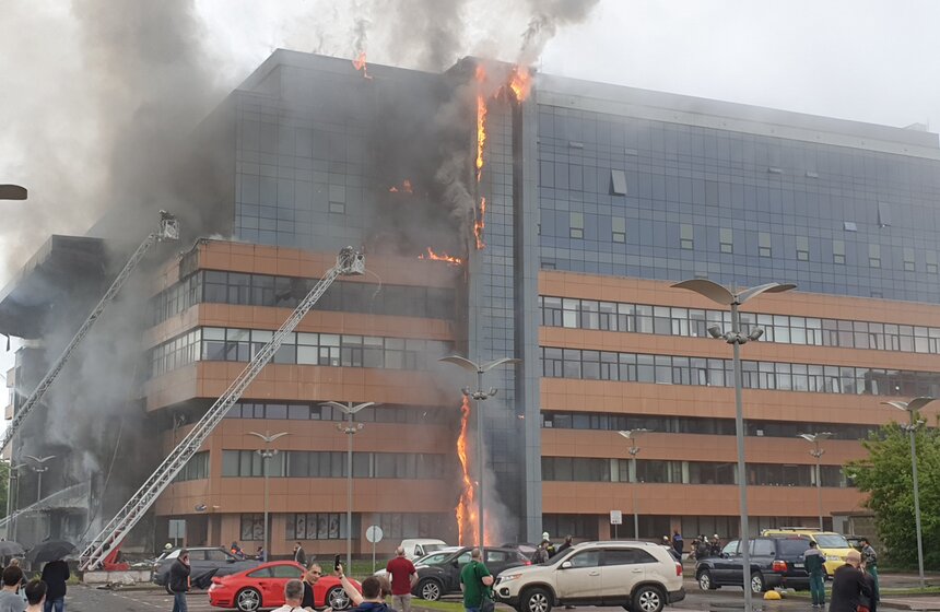 Пожар произошел в БЦ "Гранд Сетунь Плаза" на западе Москвы 13 фото