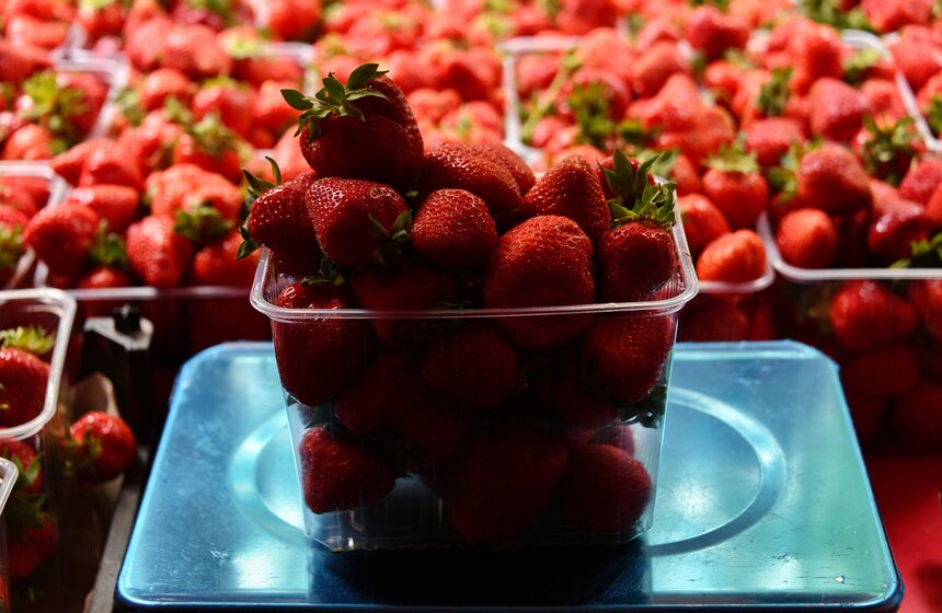 В столице открыли 286 точек продажи клубники 16 фото