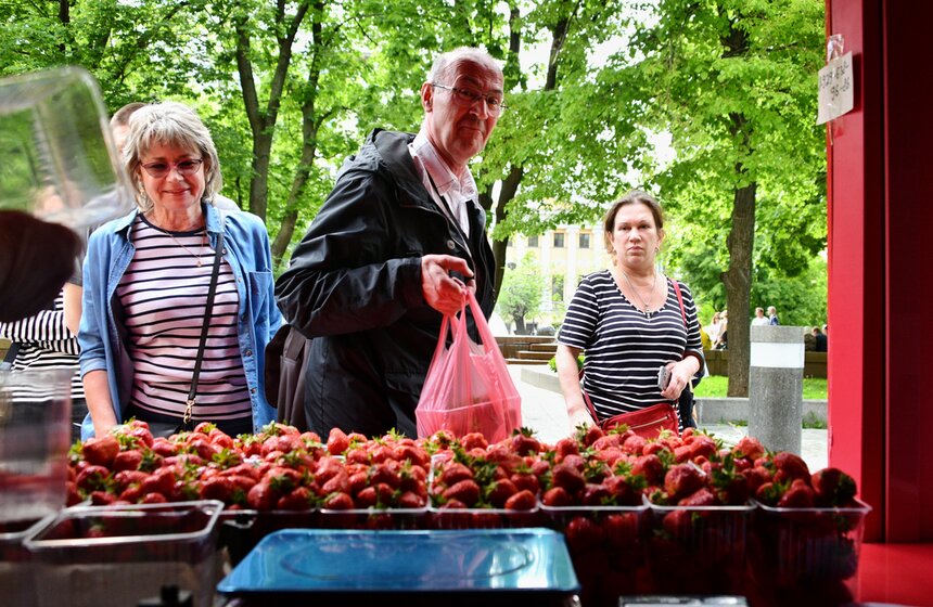 В столице открыли 286 точек продажи клубники 18 фото