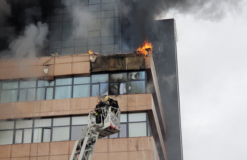 Пожар произошел в БЦ "Гранд Сетунь Плаза" на западе Москвы 6 фото