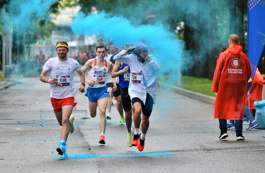 Красочный забег состоялся в "Лужниках" 1 фото