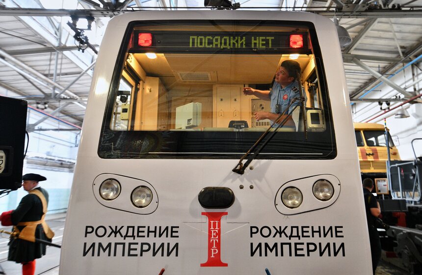Тематический поезд к 350-летию со дня рождения Петра I запустили в метро Москвы 4 фото
