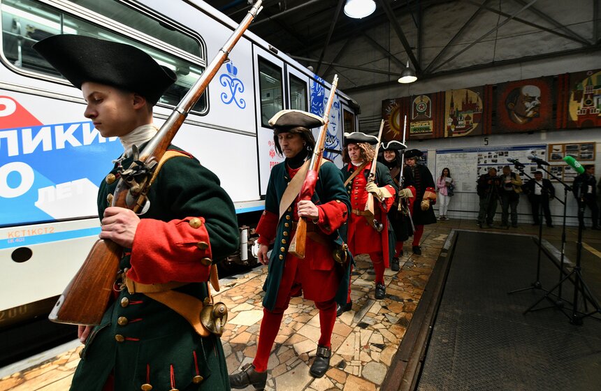 Тематический поезд к 350-летию со дня рождения Петра I запустили в метро Москвы 5 фото