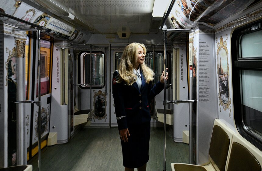 Тематический поезд к 350-летию со дня рождения Петра I запустили в метро Москвы 3 фото