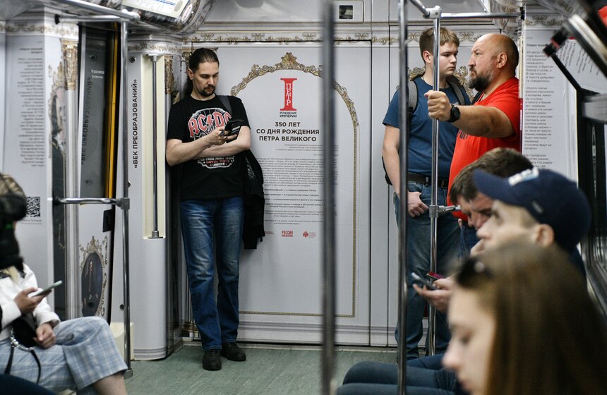 Тематический поезд к 350-летию со дня рождения Петра I запустили в метро Москвы 15 фото