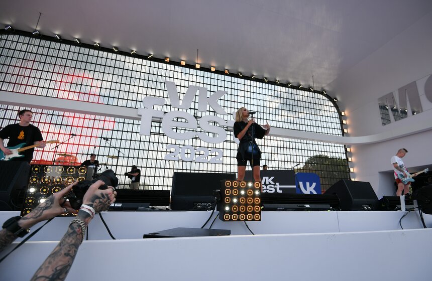 В Парке Горького проходит фестиваль VK Fest 26 фото