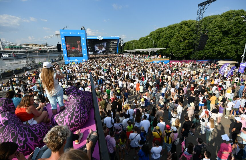 В Парке Горького проходит фестиваль VK Fest 30 фото