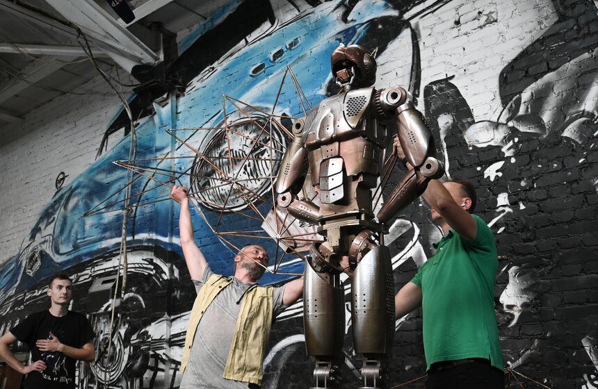 Четырехметровая динамическая инсталляция представляет собой робота, расправляющего механические крылья для тех гостей, кто три раза подряд правильно ответил на его вопросы, касающиеся различных научных категорий