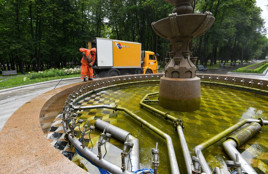 Скульптурные фонтаны промыли в парке Северного речного вокзала 2 фото