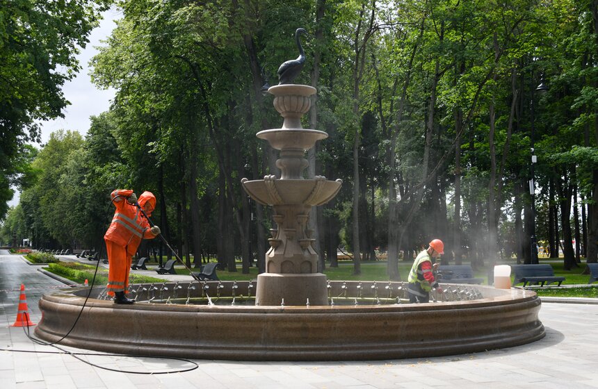 Скульптурные фонтаны промыли в парке Северного речного вокзала 9 фото